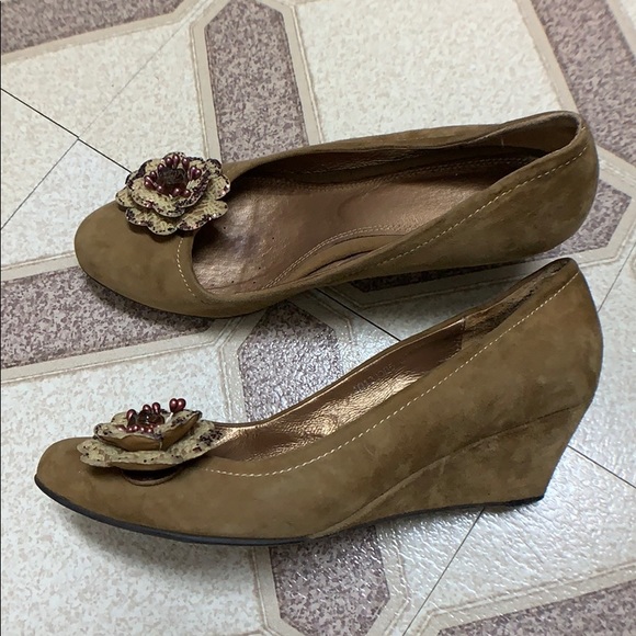 Leather Shoes with Flower Details - Picture 1 of 7